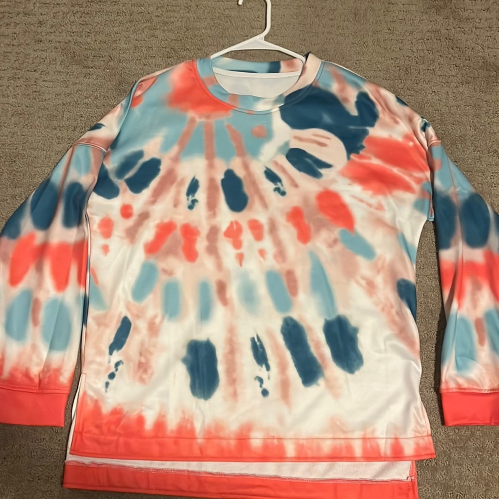 Women’s tye-dye crewneck